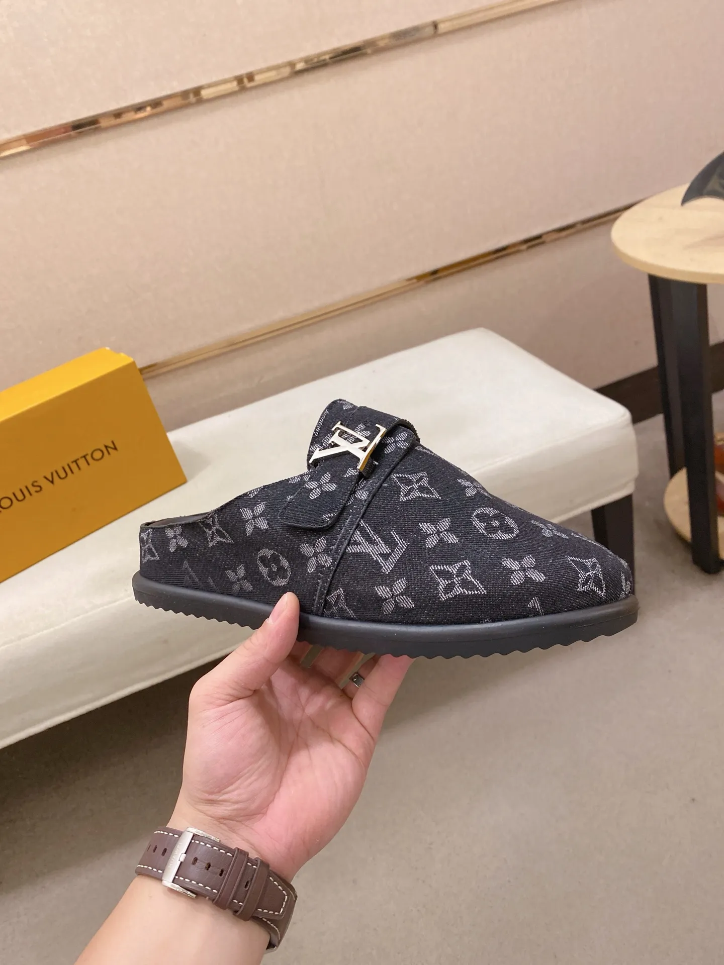 Men's shoes 💰: 360💰LV made 🔍Top purchasing agents, men's spring and summer slippers are available at the same counter. The uppers are made of Italian imported denim with logo graphics and high-quality craftsmanship. The soles are original soles specially provided by the original factory. The exclusive movable molded soles are super comfortable. Original factory follow-up products. 🔍🔍High quality. You can enter and exit the counter at will. Welcome to compare. The code number is 38-44.